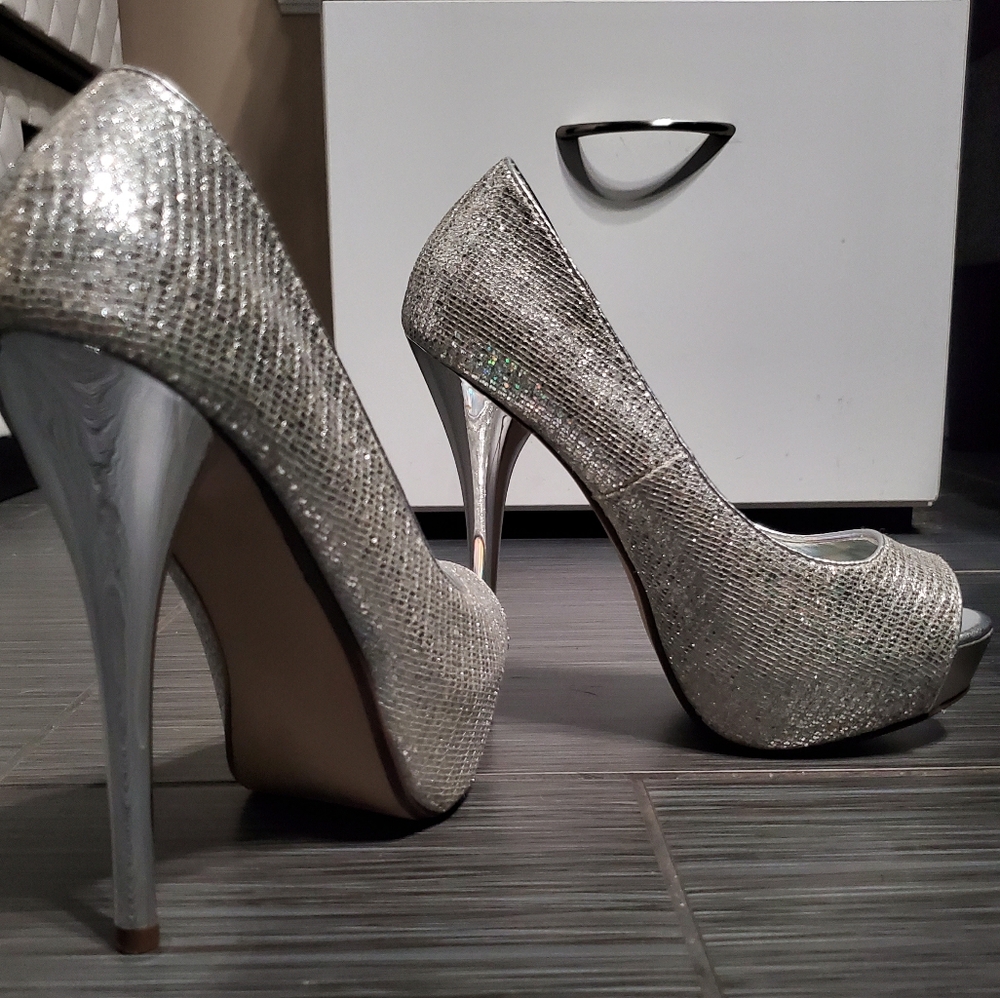 Elegant Silver Peep-Toe Heels Size 7 - Picture 6 of 10